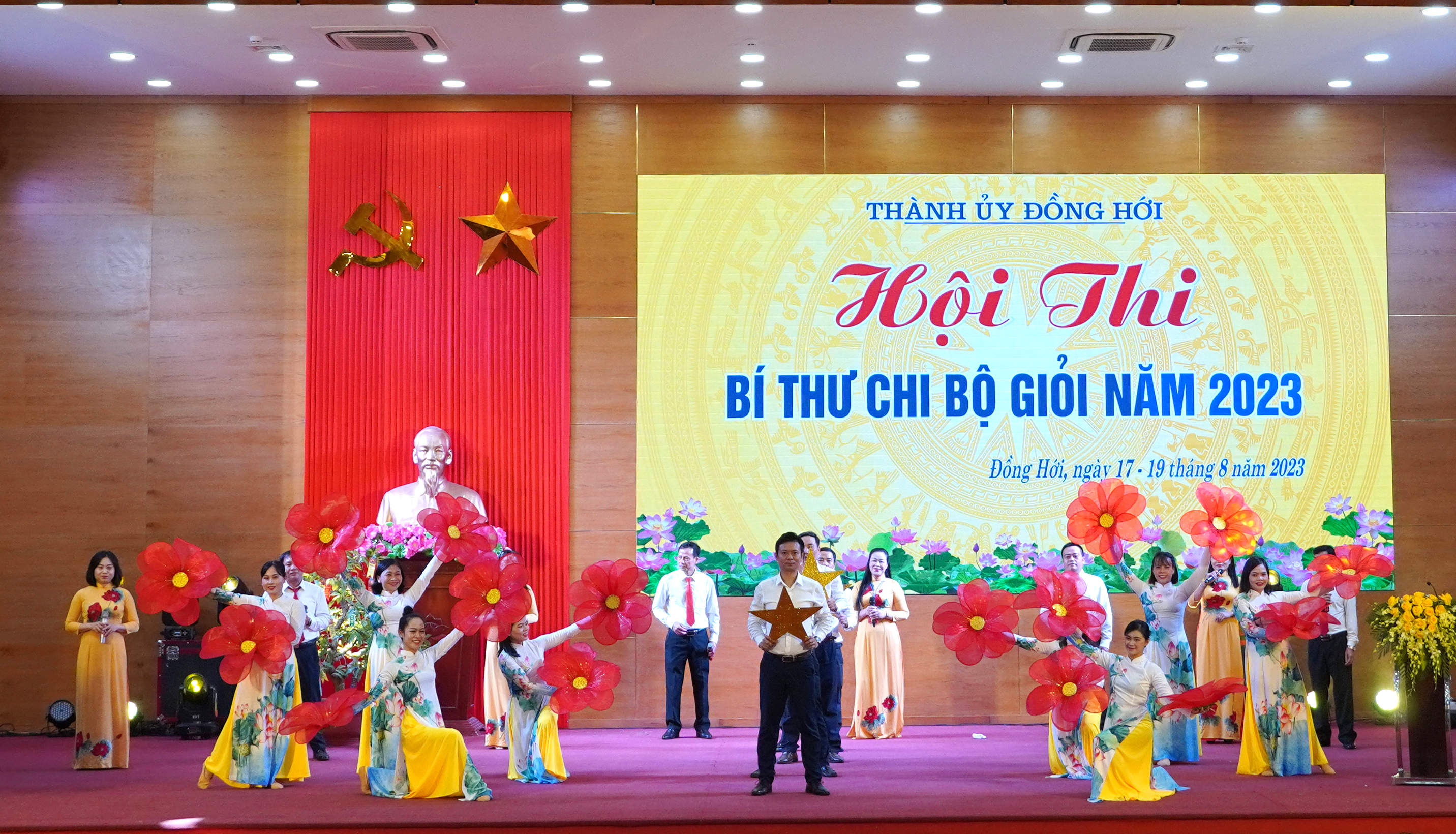 Thí sinh tranh tài sôi nổi trên sân khấu. 