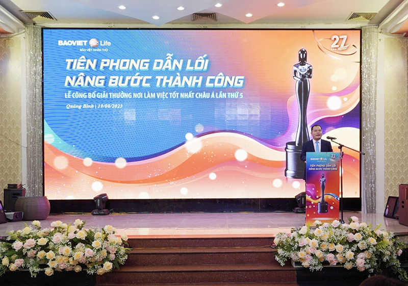 Đại diện lãnh đạo Công ty Bảo việt Nhân thọ Quảng Bình phát biểu tại buổi lễ.