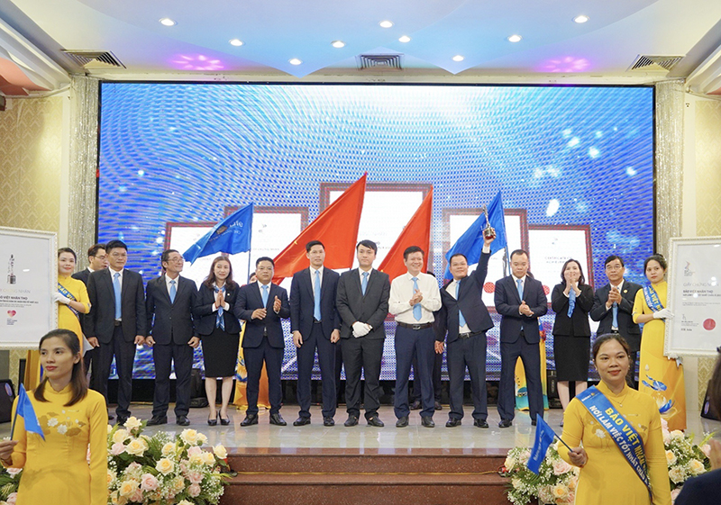 Các đại biểu cùng chung niềm vui đón nhận giải thưởng Nơi làm việc tốt nhất Châu Á với lãnh đạo Công ty Bảo việt Nhân thọ Quảng Bình.