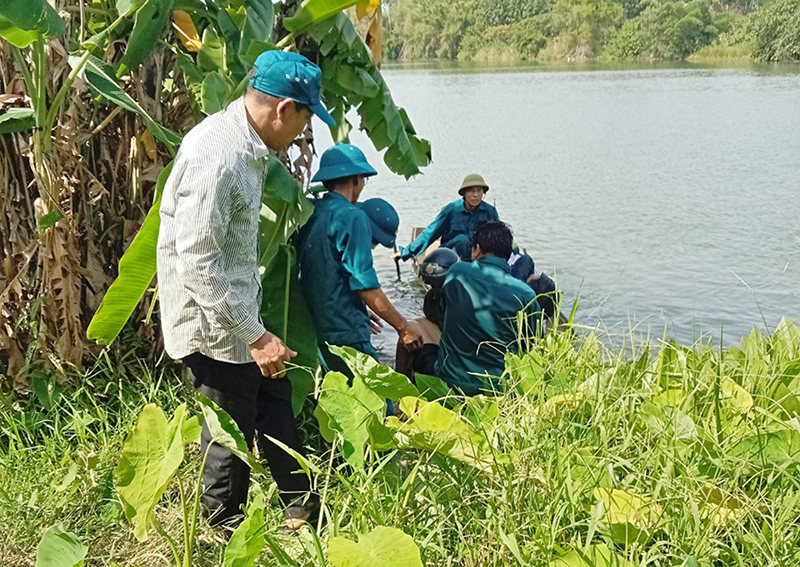 Thi thể nạn nhân được các lực lượng chức năng và người dân tìm thấy, đưa vào bờ.