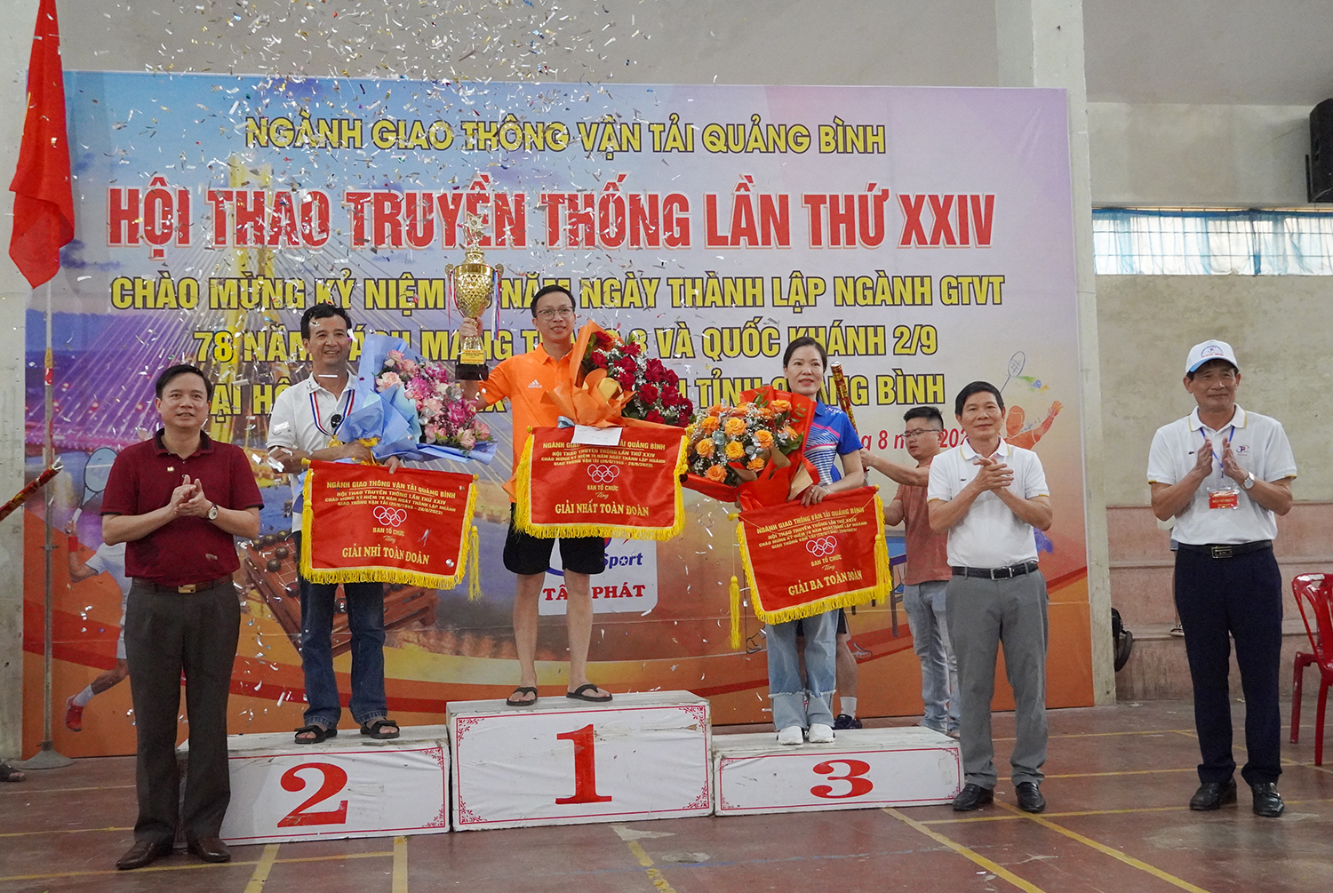 Lãnh đạo Sở GTVT trao giải cho các đội đạt giải nhất, nhì, ba toàn đoàn.