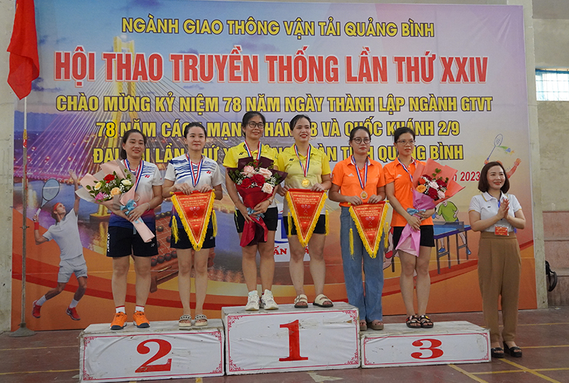 Trao giải nhất, nhì, ba cho các VĐV thi đấu nội dung đôi nữ bộ môn cầu lông.