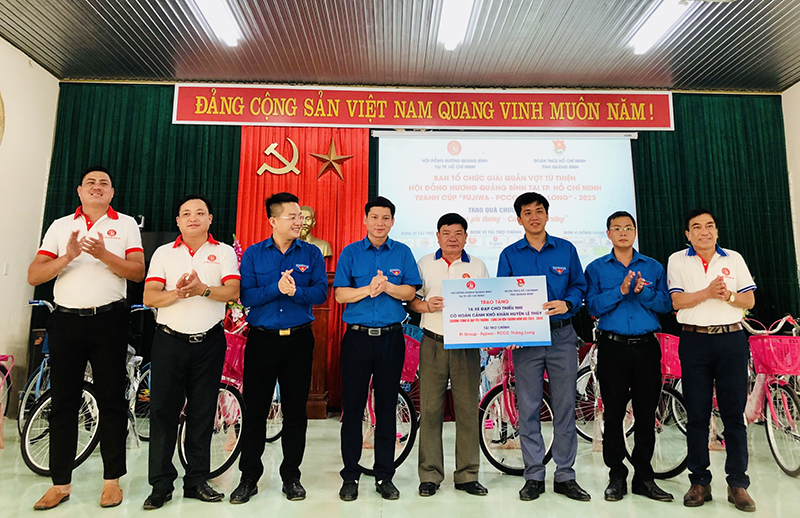 Thông qua Tỉnh đoàn Quảng Bình, HĐH Quảng Bình tại TP. Hồ Chí Minh đã trao 102 xe đạp cho các em học sinh có hoàn cảnh khó khăn tại 8 huyện, thị, thành phố. 