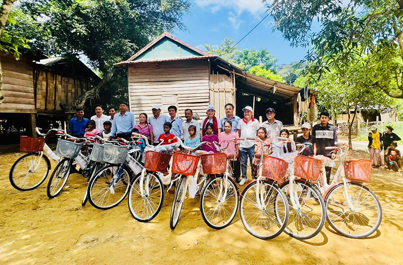 Trao xe đạp cho các em học sinh tại xã Thượng Trạch (huyện Bố Trạch).