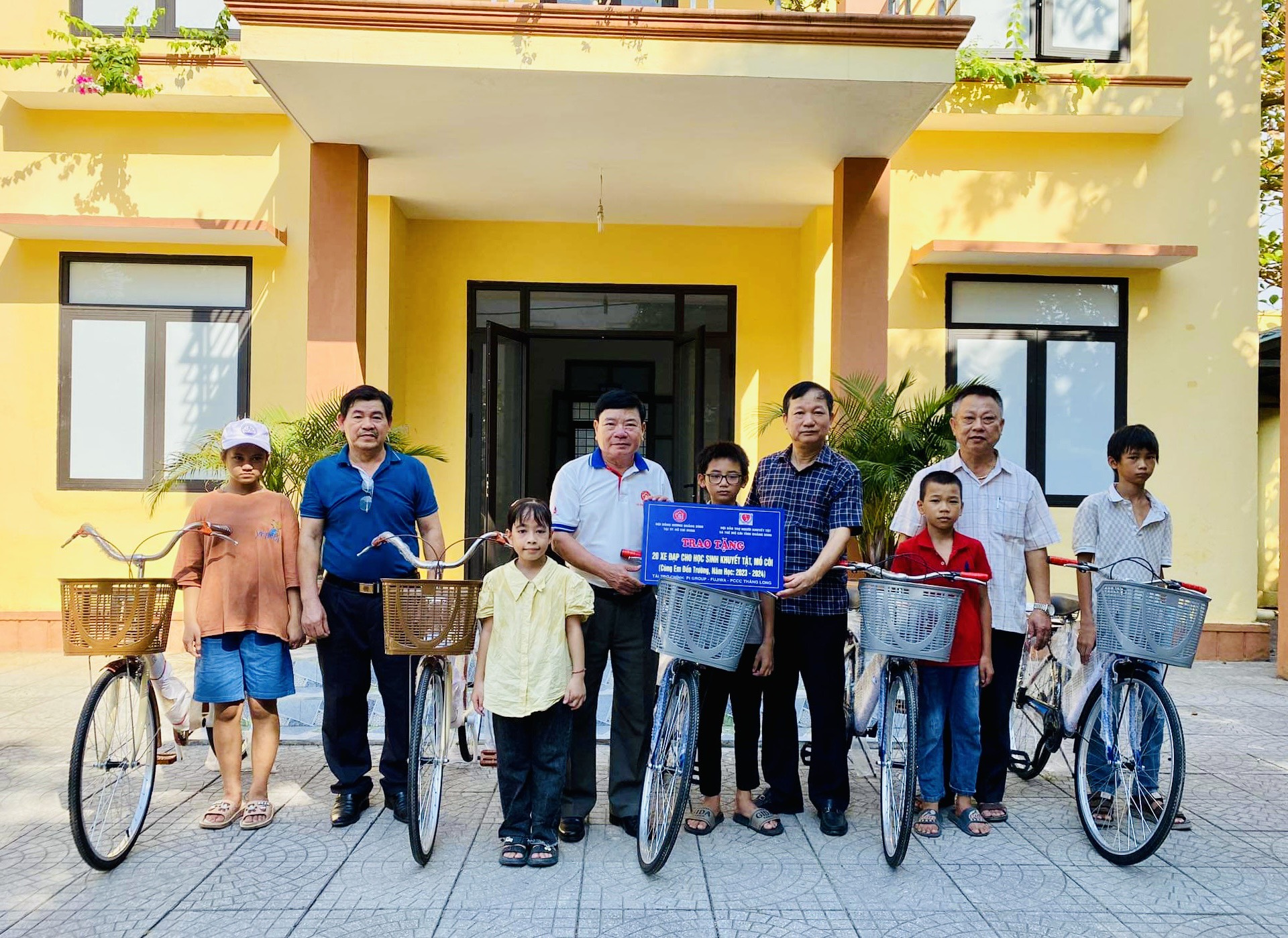 thông qua Hội Bảo trợ người khuyết tật và trẻ mồ côi tỉnh, hội đã trao 20 xe đạp cho các em học sinh khuyết tật, trẻ mồ côi.