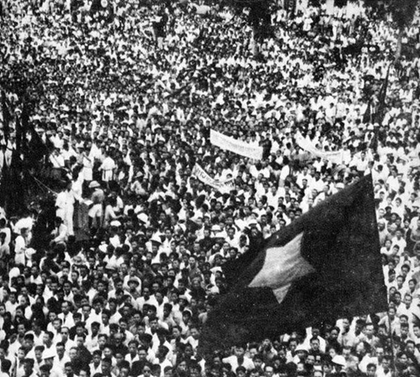 Hàng chục vạn người với cờ hoa khoe sắc, băng rôn, khẩu hiệu thể hiện tinh thần của người dân Việt Nam ngày 2/9/1945 tại Quảng trường Ba Đình, Hà Nội. Ảnh: Tư liệu