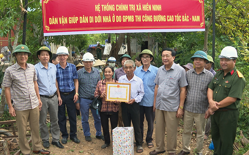 Lãnh đạo huyện Quảng Ninh trao tặng giấy khen cho gia đình ông Lê Văn Rơn, thôn Long Đại, xã Hiền Ninh.