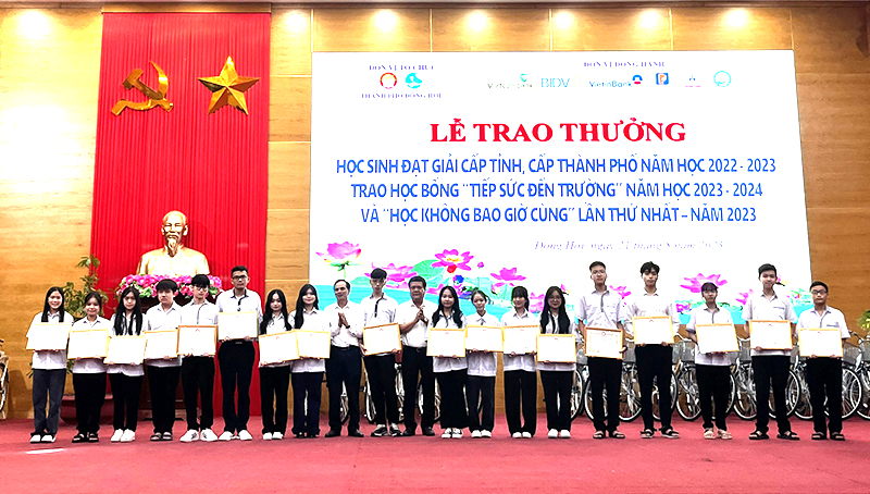 Đồng chí Bí thư Thành ủy Trần Phong phối hợp trao quà tặng các học sinh đạt giải cao kỳ thi học sinh giỏi cấp tỉnh, cấp thành phố năm học 2022-2023.