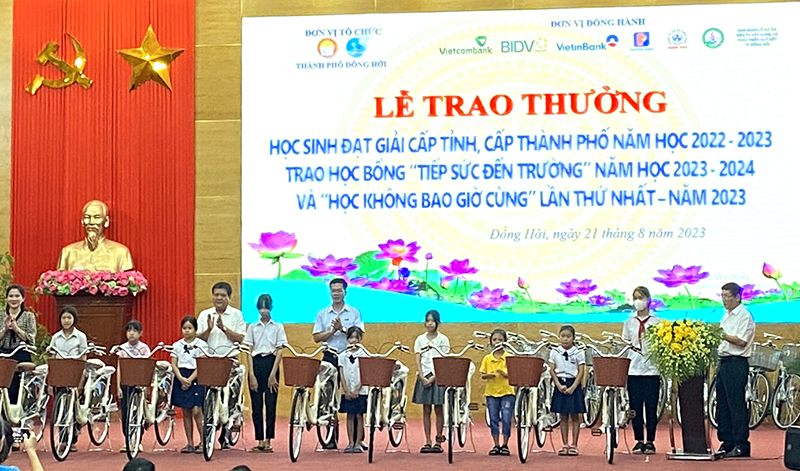Lãnh đạo TP. Đồng Hới phối hợp trao xe đạp cho các trẻ em mồ côi đạt thành tích cao trong học tập.