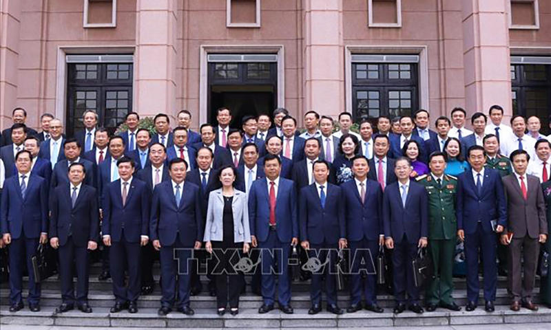 Đồng chí Trương Thị Mai cùng đại biểu và các học viên chụp ảnh chung. Ảnh: Văn Điệp/TTXVN