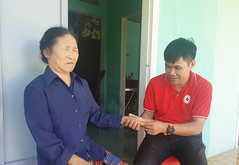 Hội CTĐ huyện Lệ Thủy thăm hỏi người có hoàn cảnh khó khăn tại xã Dương Thủy.