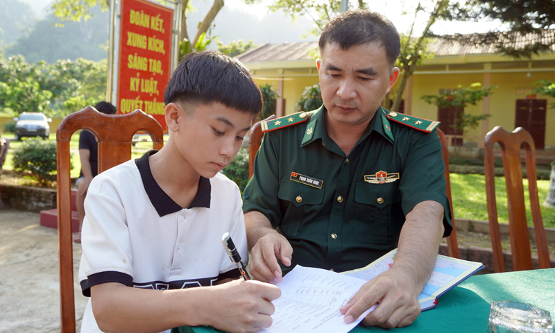 Hồ Xuân Nhật ký nhận học bổng cho năm học mới 2023-2024.
