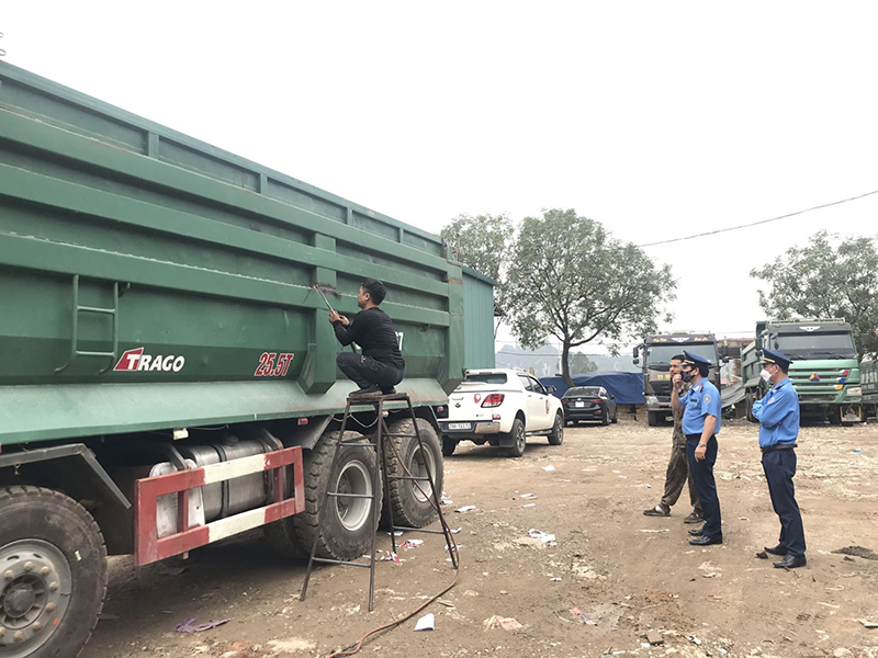 Thanh tra giao thông tỉnh Ninh Bình chỉ đạo cắt thành thùng một xe ô tô được hoán cải. Ảnh minh họa: Đức Phương/TTXVN