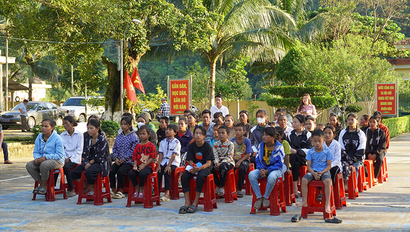  Các cháu học sinh có hoàn cảnh khó khăn tại xã Thượng Hóa (huyện Minh Hóa) được nhận học bổng của Đôn Biên phòng Cà Xèng nhân dịp Quốc khánh 2/9 và đón chào năm học mới