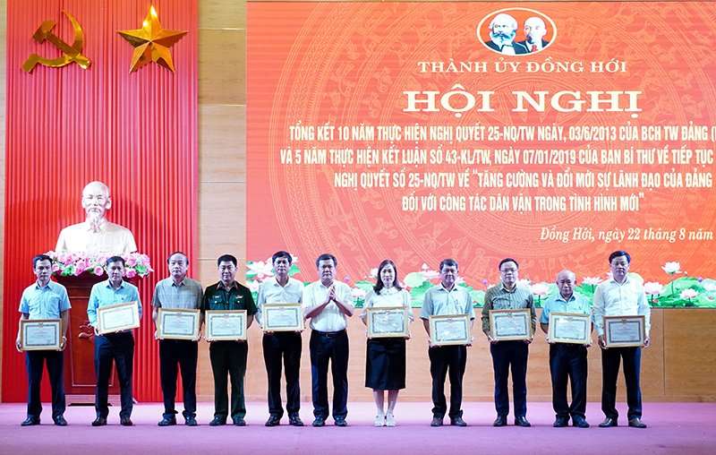 Đồng chí Bí thư Thành ủy Đồng Hới Trần Phong trao giấy khen tặng các tập thể tiêu biểu đạt thành tích xuất sắc trong 10 năm thực hiện Nghị quyết số 25-NQ/TW.