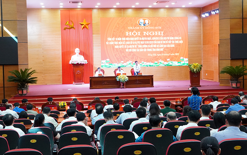 Đồng chí Chủ tịch UBND thành phố Hoàng Ngọc Đan điều hành thảo luận. 
