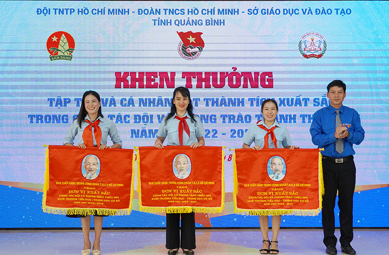 Trao cờ thi đua của Ban Chấp hành Trung ương đoàn cho các tập thể.