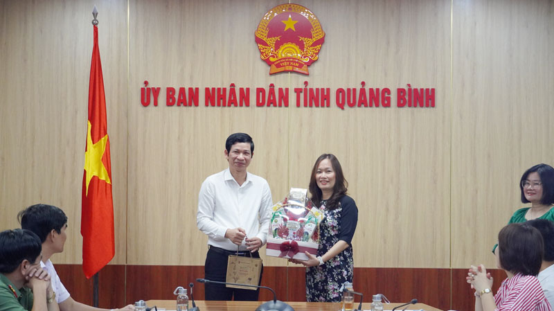 Đồng chí Phó Chủ tịch UBND tỉnh Hồ An Phong tặng quà lưu niệm là sản phẩm OCOP của Quảng Bình cho đại diện Tổ chức SCI.