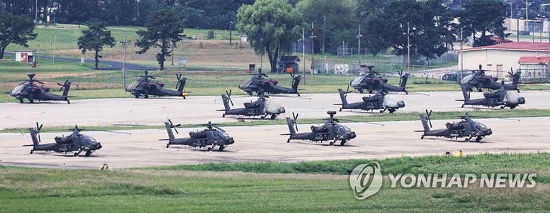 Máy bay trực thăng Apache của Mỹ tại Trại Humphreys ở Pyeongtaek, cách Seoul 60 km về phía nam, hôm 20/8, trước cuộc tập trận kết hợp Lá chắn Tự do Ulchi. Ảnh: Yonhap