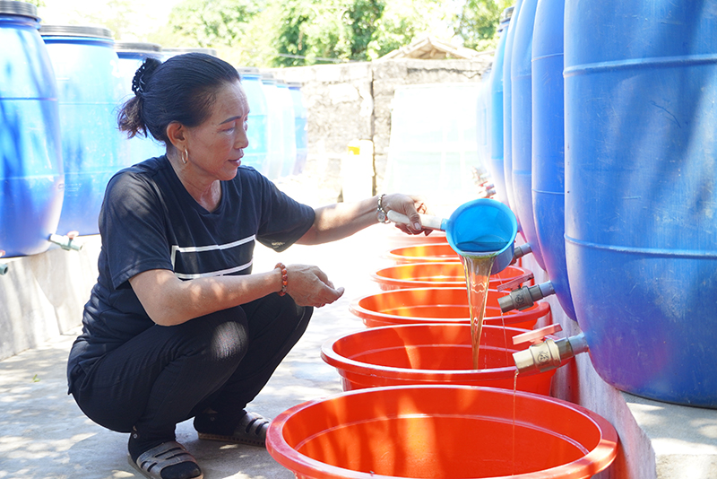 Có mặt bằng rộng rãi, sạch sẽ, cơ sở chế biến nước mắm truyền thống Tuệ Hương (CCN Cảnh Dương, Quảng Trạch) yên tâm ổn định sản xuất.