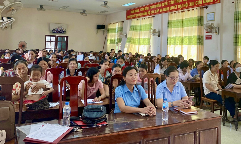 BHXH huyện Lệ Thủy tích cực phối hợp với chính quyền các địa phương tổ chức hội nghị tuyên truyền về chính sách BHXH tự nguyện, BHYT cho người dân.