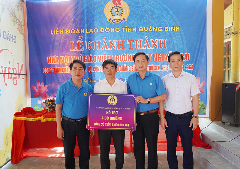 Đại diện lãnh đạo Liên đoàn Lao động tỉnh trao biển tượng trưng bàn giao công trình cho Trường THPT Nguyễn Trãi.