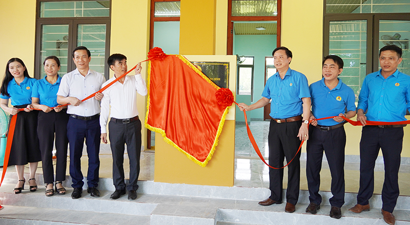 Các đại biểu kéo băng gắn biển công trình nhà nội trú giáo viên Trường THPT Nguyễn Trãi.