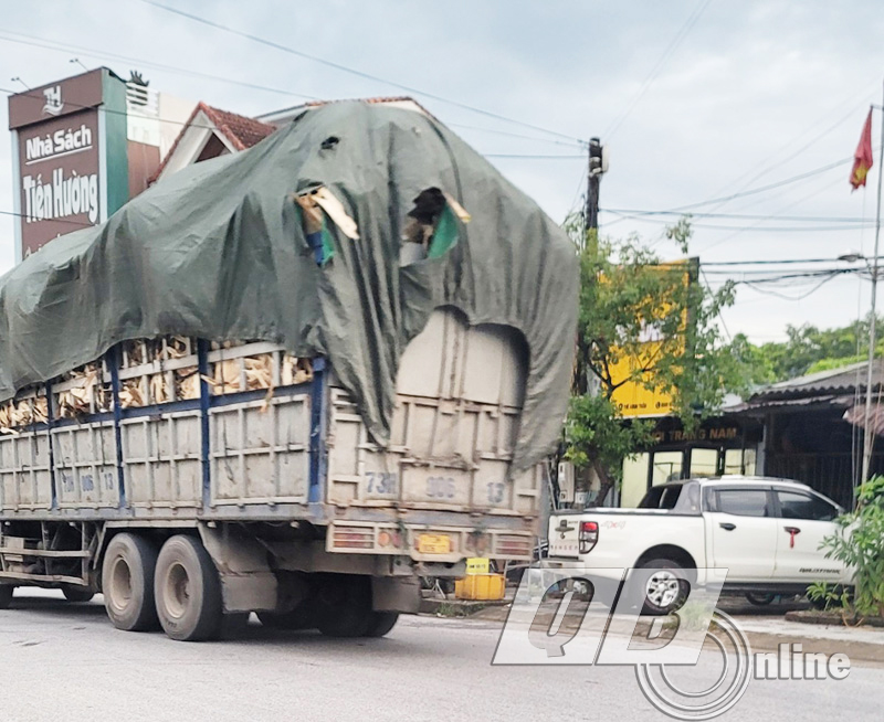 Một xe ô tô tải chở hàng có dấu hiệu cơi nới thành thùng xe.