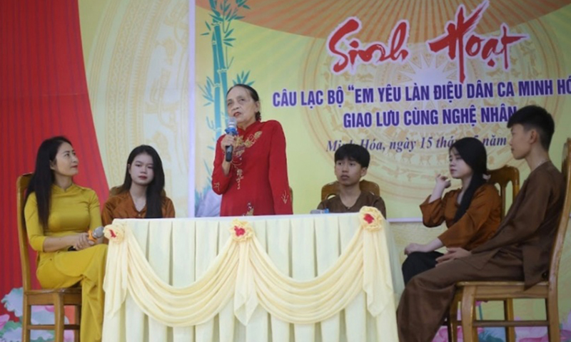 CLB “Em yêu làn điệu dân ca Minh Hóa” của Trường THPT Minh Hóa giao lưu với nghệ nhân hát hò thuốc cá.