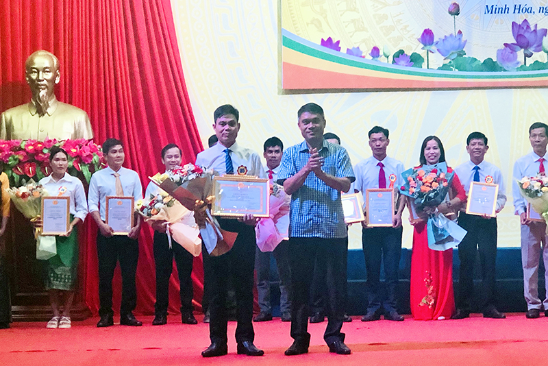 Đồng chí Bí thư Huyện ủy Bùi Anh Tuấn trao giải nhất cho thí sinh.