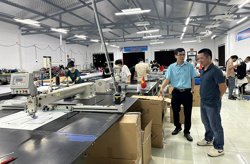 Đoàn tiến hành khảo sát tại Công ty TNHH May Tiến Hùng (xã Gia Ninh, Quảng Ninh).