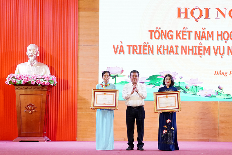 Đồng chí Bí thư Thành ủy Đồng Hới Trần Phong, trao bằng khen của Thủ tưởng Chính phủ tặng cho 2 cá nhân có thành tích xuất sắc trong 5 năm thực hiện nhiệm vụ. 
