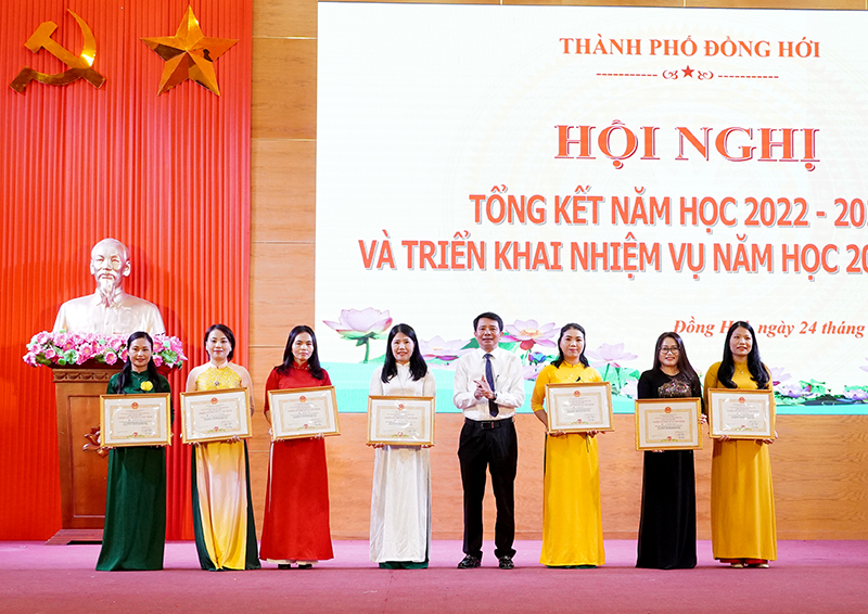 Thừa ủy quyền của Chủ tịch UBND tỉnh, đồng chí Chủ tịch UBND TP. Đồng Hới Hoàng Ngọc Đan trao danh hiệu chiến sỹ thi đua cấp tỉnh cho 8 cá nhân.