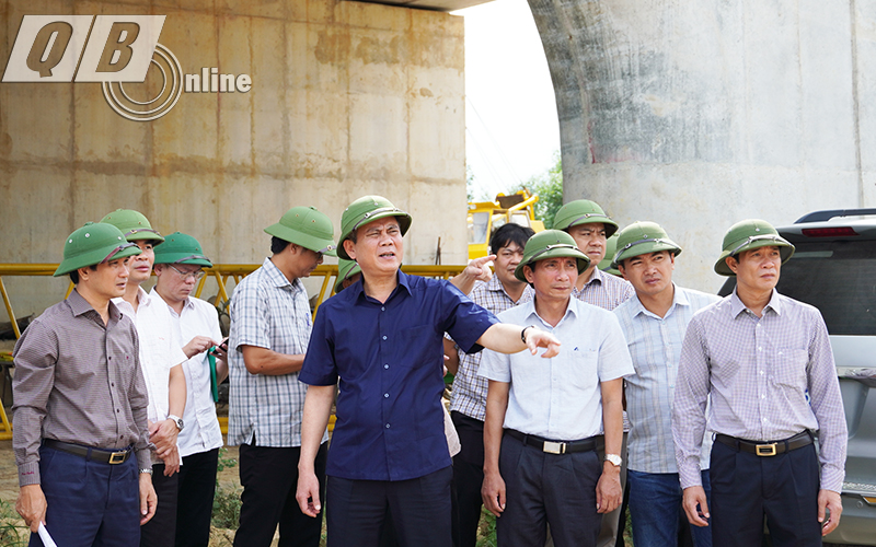 Đồng chí Chủ tịch UBND tỉnh Trần Thắng và đoàn công tác kiểm tra các công trình đầu tư công chậm tiến độ.