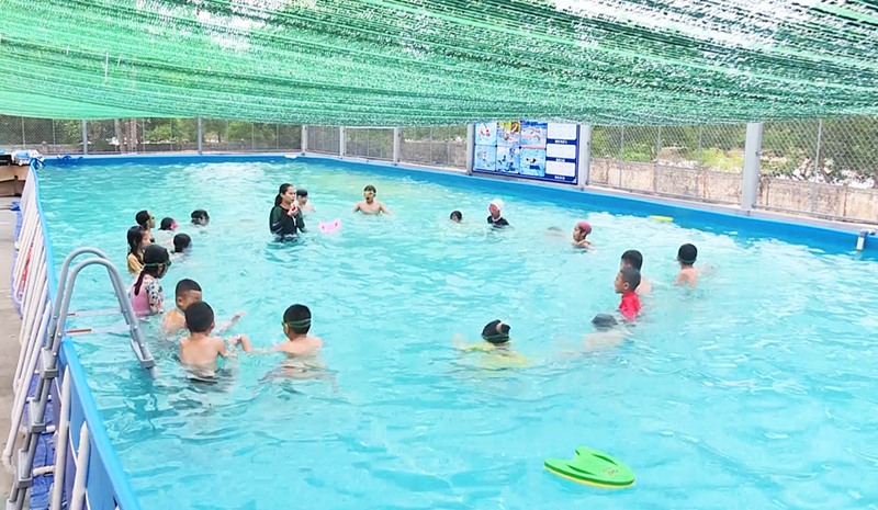 Học sinh tham gia học bơi tại CLB bơi hè của Trường tiểu học Quảng Phương A.
