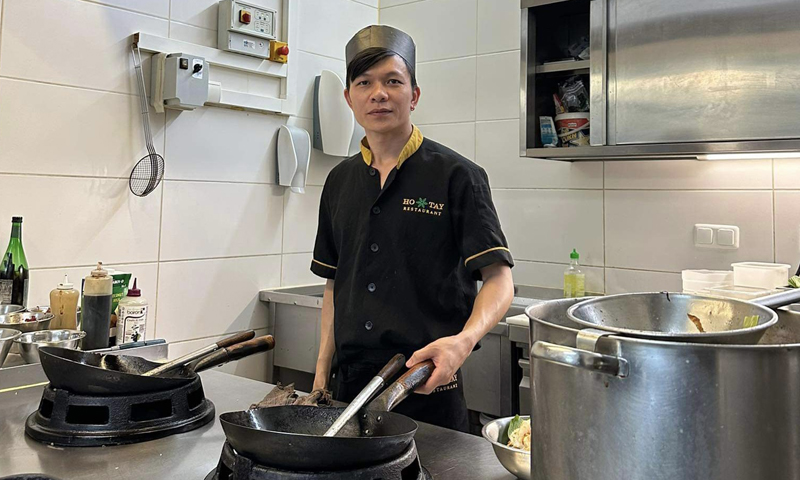 Hoàng Sông Lam hiện đang làm đầu bếp tại Đức với mức lương 40 triệu đồng/tháng