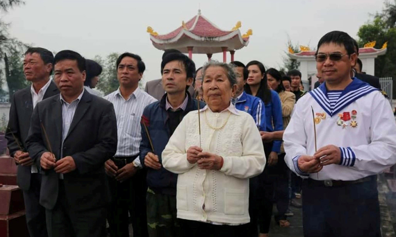 Cơ duyên đã gắn kết mẹ Hồ Thị Đức với những cựu binh Gạc Ma 10 năm qua chính là từ những dịp lễ tưởng niệm 64 liệt sỹ Gạc Ma trước mộ Anh hùng liệt sỹ Trần Văn Phương.