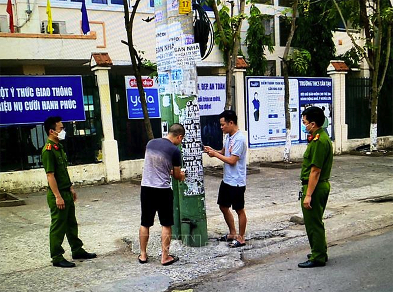 Công an quận Bình Tân, TP Hồ Chí Minh yêu cầu 2 đối tượng gỡ quảng cáo  