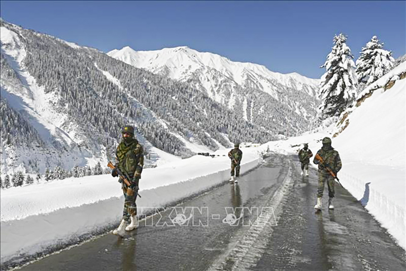 Binh sĩ Ấn Độ tuần tra gần đèo Zojila, nối Srinagar với Ladakh, giáp giới với Trung Quốc ngày 28/2/2021. Ảnh minh họa: AFP/TTXVN