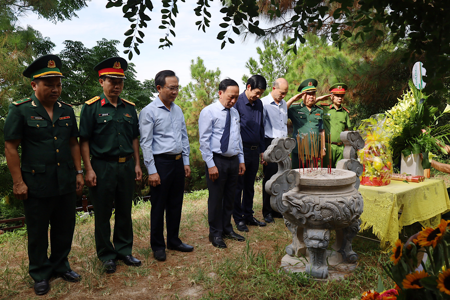 Các đồng chí lãnh đạo tỉnh thành kính dâng hương trước phần mộ Đại tướng Võ Nguyên Giáp.