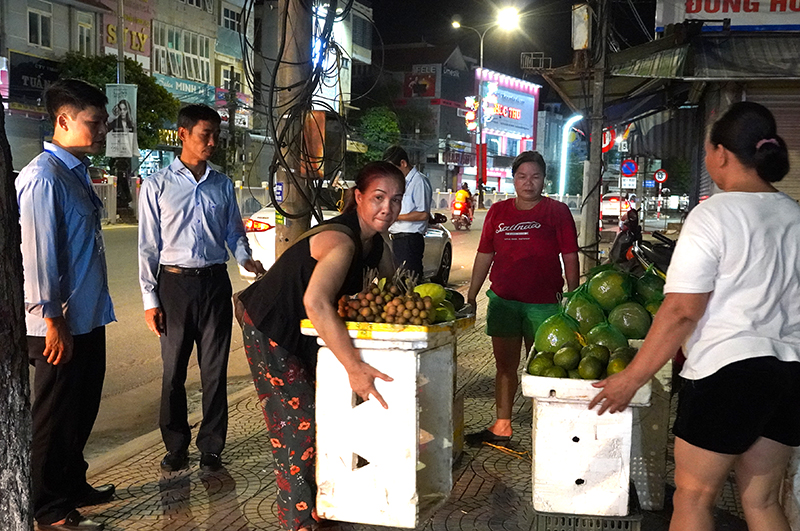 Lực lượng chức năng yêu cầu các hộ kinh doanh không được lấn chiếm vỉa hè để buôn bán trên đường Trần Hưng Đạo (đoạn chợ Nam Lý).