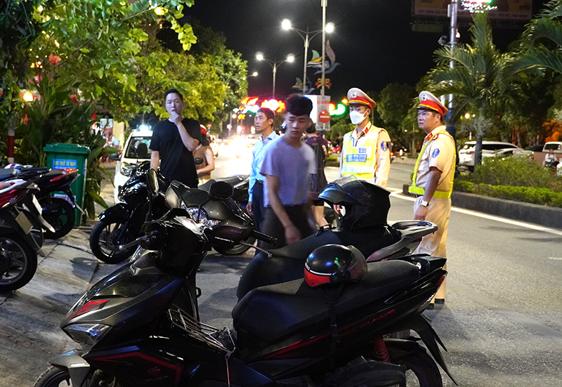 Các hộ kinh doanh trên đường Nguyễn Du dừng đỗ xe lấn chiếm lòng đường được các lực lượng chức năng nhắc nhở, yêu cầu sắp xếp đúng quy định.