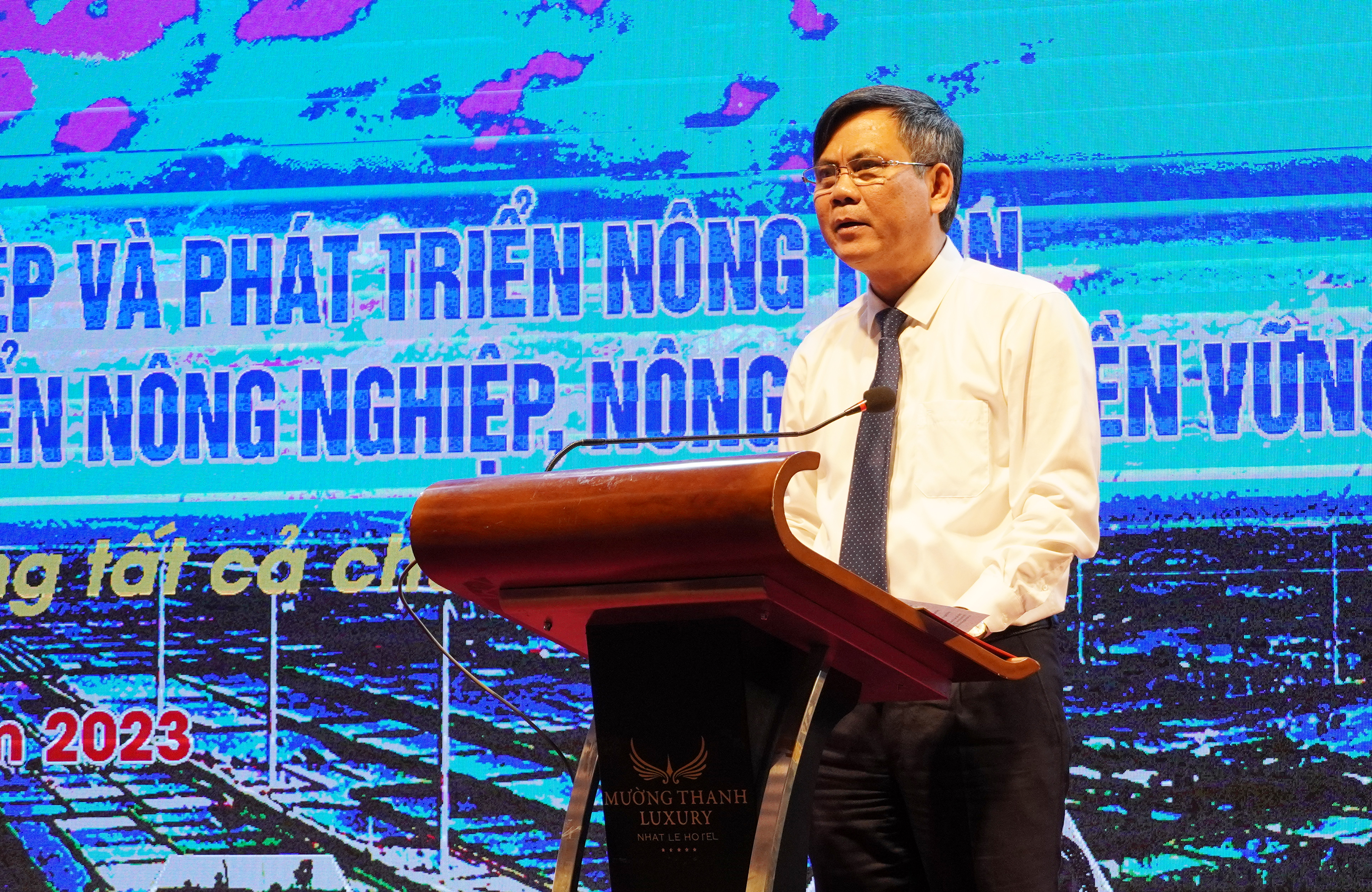 Đồng chí Phó Bí thư Tỉnh ủy, Chủ tịch UBND tỉnh Trần Thắng phát biểu tham luận tại hội nghị.