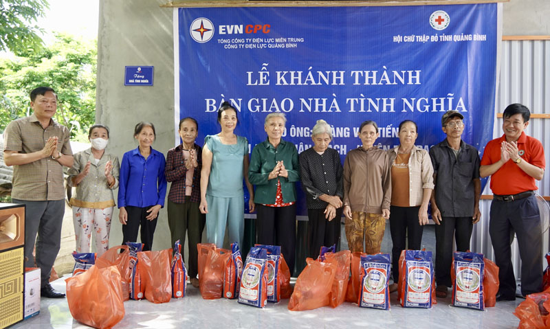 Đại diện lãnh đạo Hội CTĐ tỉnh và Sở Lao động-Thương binh và Xã hội trao quà cho các hộ dân có hoàn cảnh khó khăn ở xã Xuân Trạch.