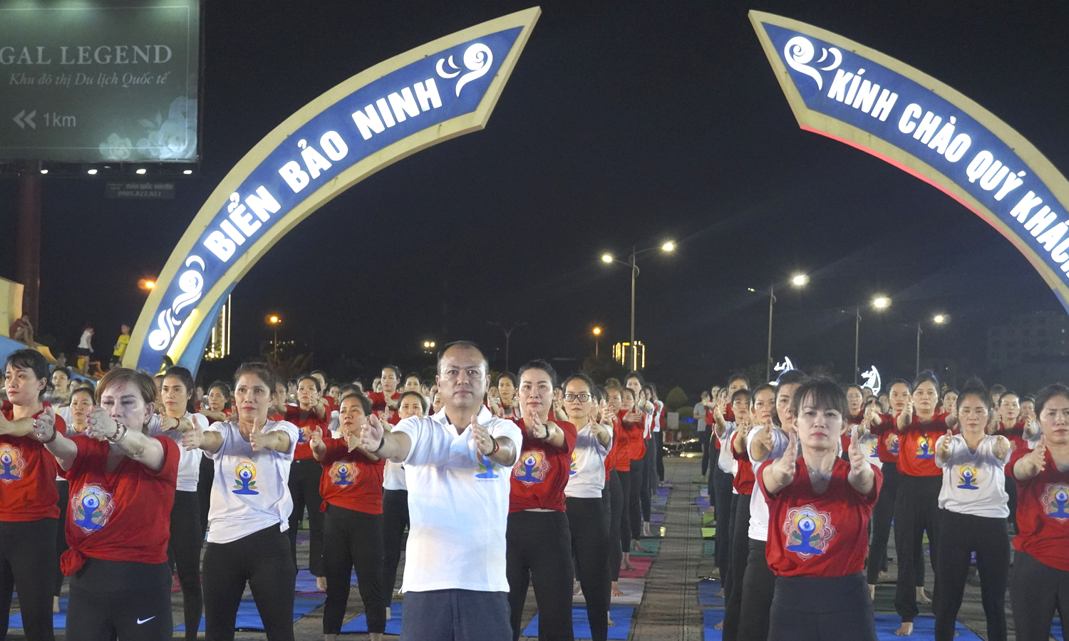 Đồng diễn yoga hưởng ứng Ngày quốc tế yoga tại Quảng Bình.