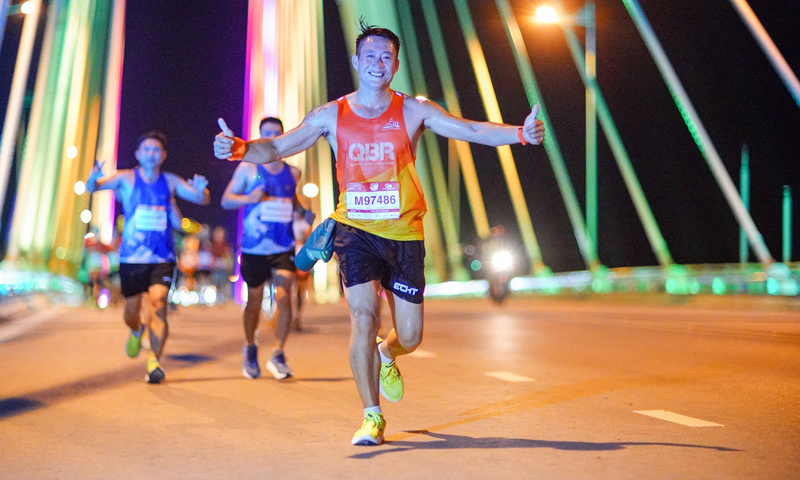 Vận động viên tranh tài tại Giải Grand Marathon Đồng Hới.