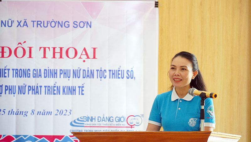 Đại diện lãnh đạo Hội LHPN tỉnh phát biểu tại hội nghị