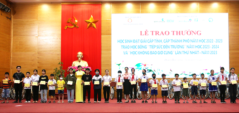 Thành phố kết nối trao học bổng  