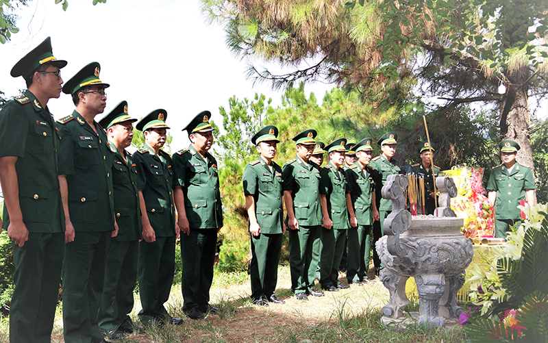 Lãnh đạo Đảng ủy, Bộ Chỉ huy BĐBP tỉnh, Đồn Biên phòng Roòn và cán bộ, chiến sỹ BĐBP tỉnh dâng hoa, dâng hương tại khu mộ Đại tướng Võ Nguyên Giáp.