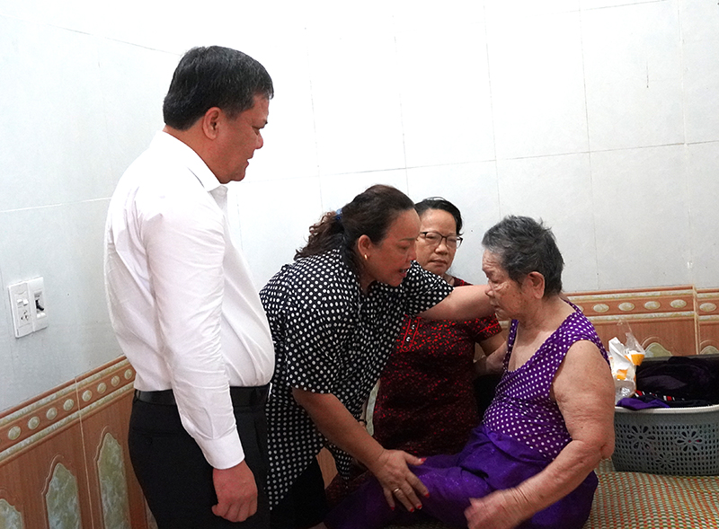 Đồng chí Trần Phong, Ủy viên Ban Thường vụ Tỉnh ủy, Bí thư Thành ủy Đồng Hới thăm hỏi sức khỏe Mẹ VNAH Nguyễn Thị Trữ.